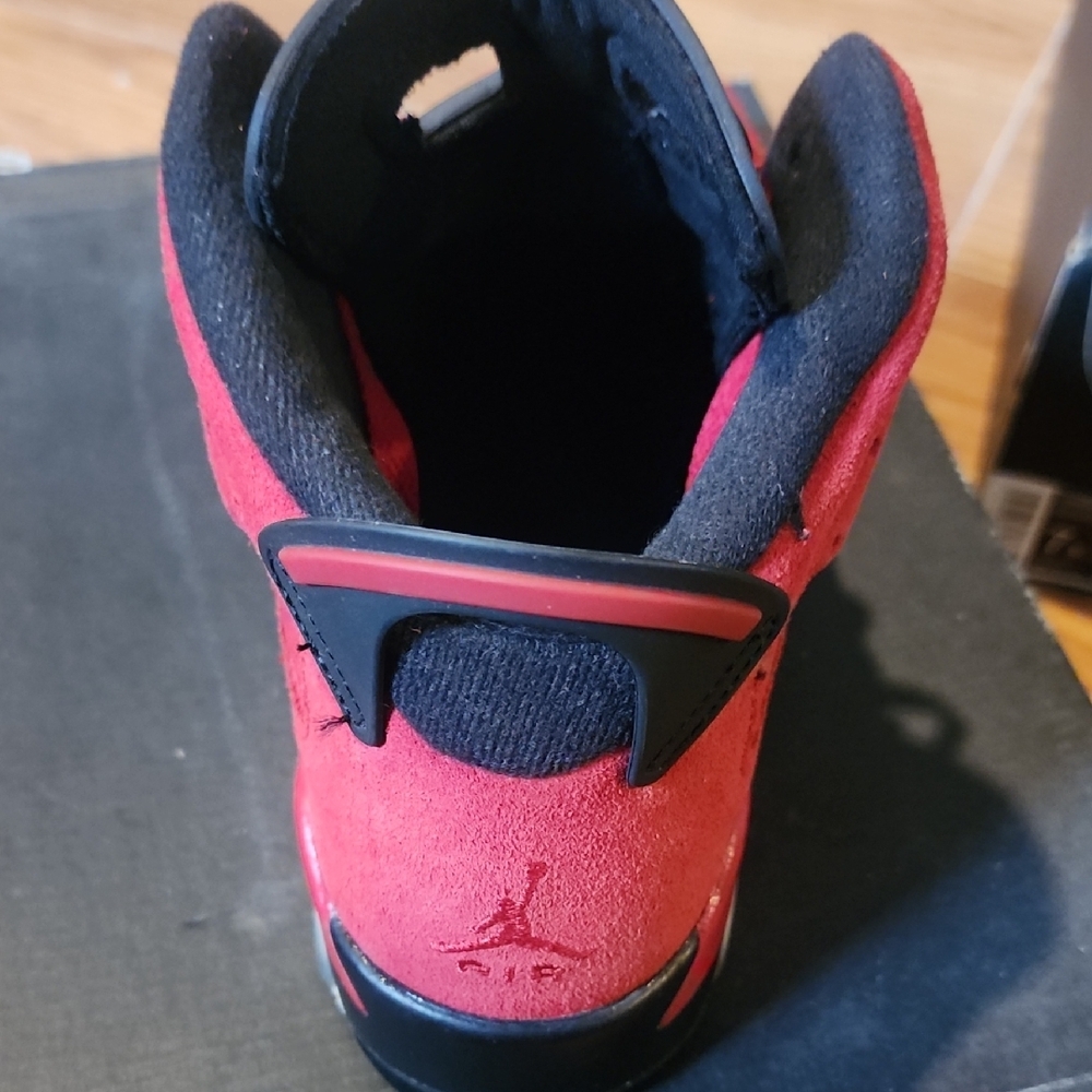 Jordan Kids Sneakers in Red and Black - Picture 2 of 5